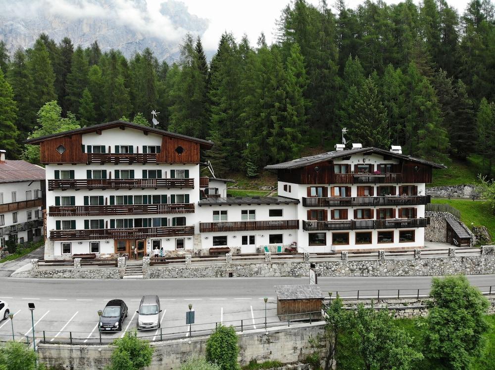 Hotel Des Alpes Cortina dʼAmpezzo Esterno foto