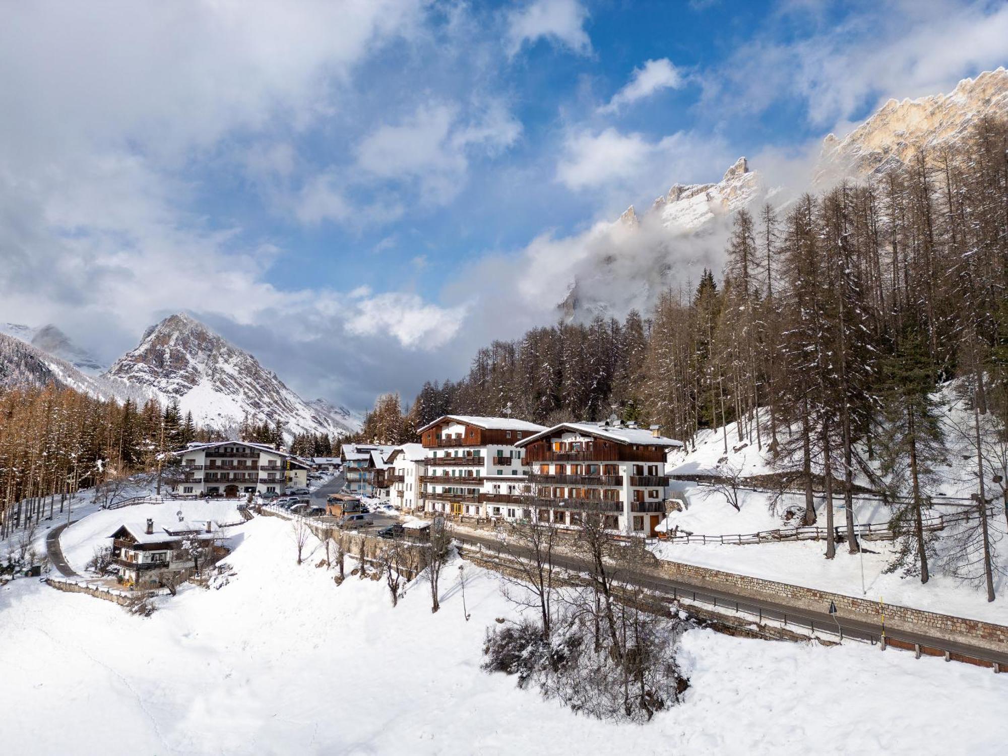 Hotel Des Alpes Cortina dʼAmpezzo Esterno foto