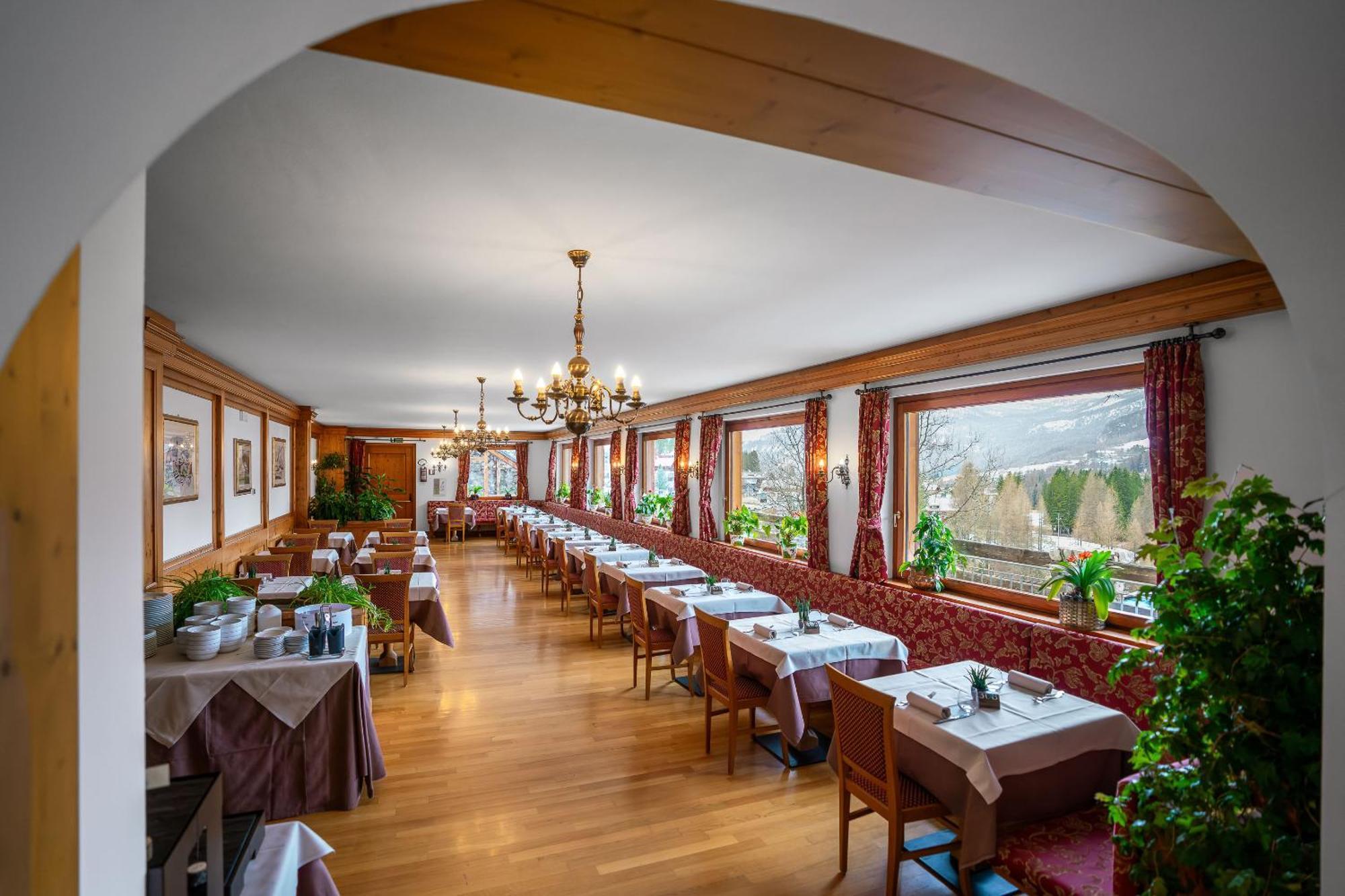 Hotel Des Alpes Cortina dʼAmpezzo Esterno foto